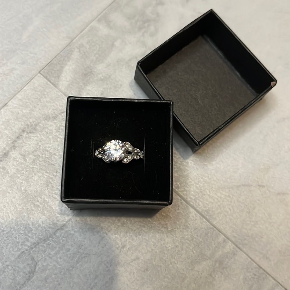 TK316  Ring  stainless steel CZ  Exquisite   sparkling   Silver color 
Size 7
